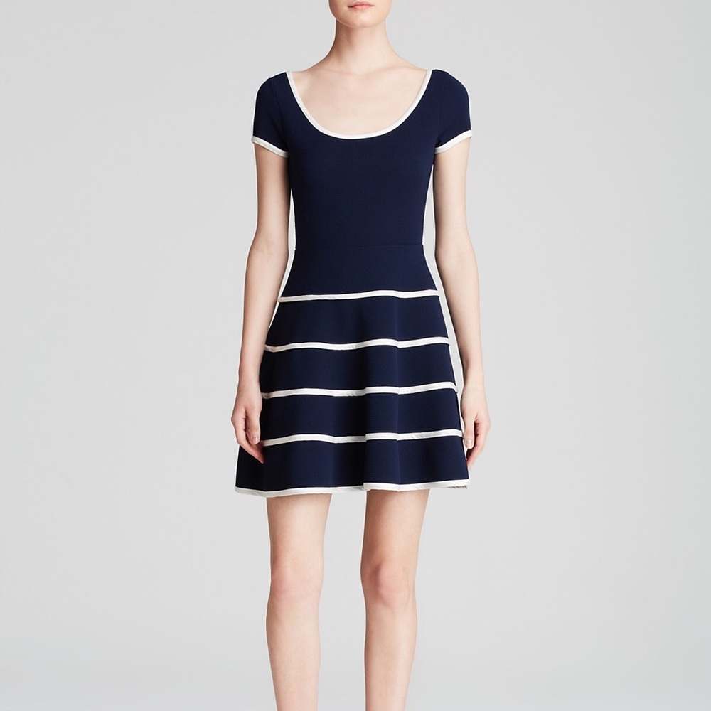 🎊HP🎉Short sleeve tipped fit n flare dress.